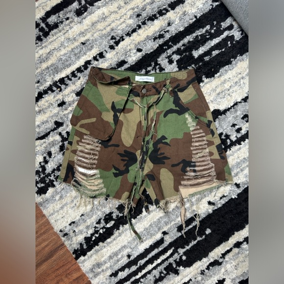 High Waist Camouflage Shorts - Picture 3 of 4